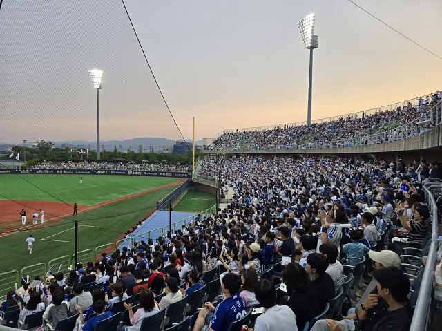 ▲ 포항야구장이 지난 13일 1만 명이 넘는 지역 프로야구 팬들의 응원으로 들썩였다.ⓒ포항시
