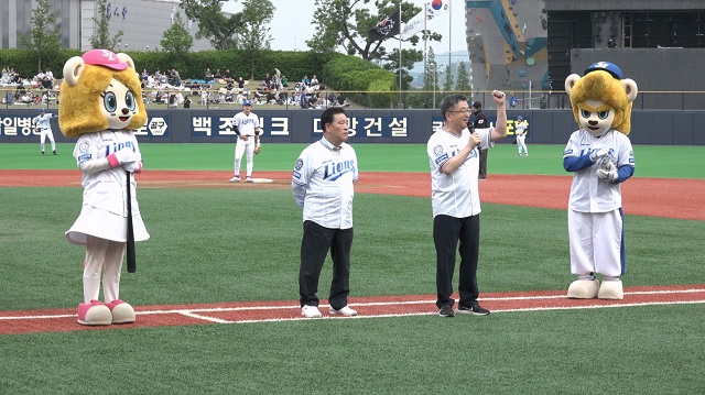 ▲ 장상길 포항시 부시장과 이재진 포항시의회 부의장이 시구와 시타에 나섰다.ⓒ포항시