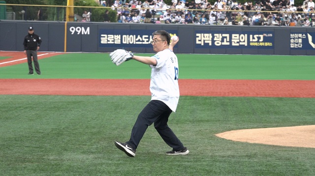 ▲ 장상길 포항시 부시장이 시구를 하고 있다.ⓒ포항시