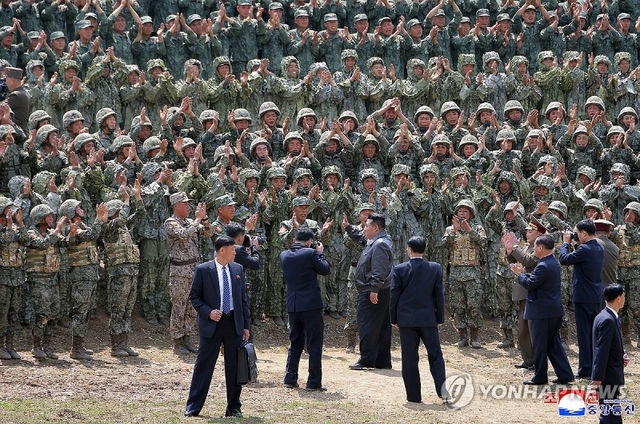 ▲ 북한 김정은이 지난 13일 인민군 훈련일꾼(간부)대회 강습체계 안에서 진행되는 병종별 전술종합훈련을 참관했다고 조선중앙통신이 14일 보도했다. 통신은 이날 특수작전 구분대들의 전술종합훈련, 전차병 구분대들의 대항 경기, 시범화력 협동훈련이 있었다고 전했다. ⓒ북한 조선중앙통신/연합뉴스