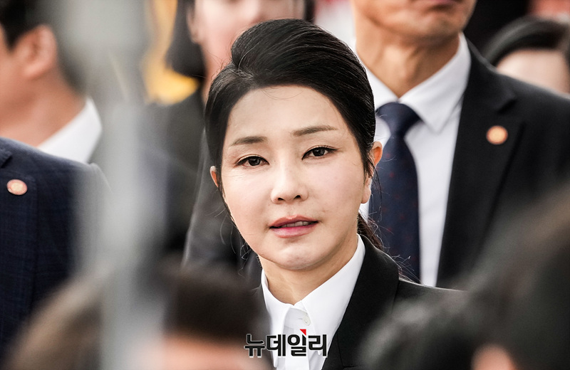 ▲ 윤석열 전 대통령의 부인 김건희 여사가 서울공항에서 열린 건군 제76주년 국군의날 기념식을 마치고 이동하고 있다. ⓒ서성진 기자