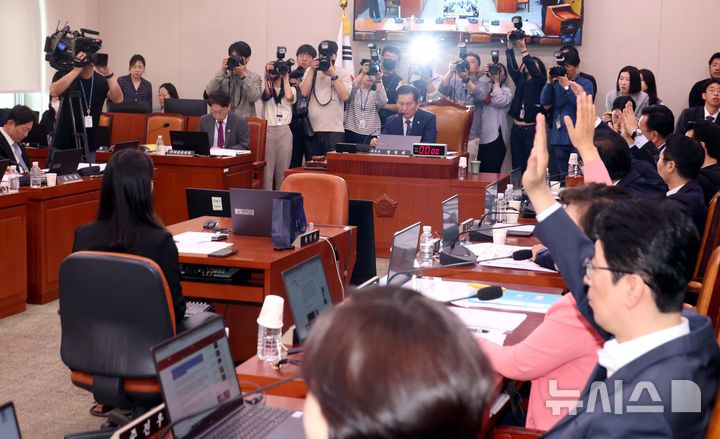 ▲ 14일 오전 서울 여의도 국회에서 열린 법제사법위원회 전체회의에서 국민의힘 의원들이 허위사실공표죄의 구성요건 중 '행위'를 삭제하는 내용의 공직선거법 개정안 의결에 대해 거수로 반대의사를 밝히고 있다. ⓒ뉴시스