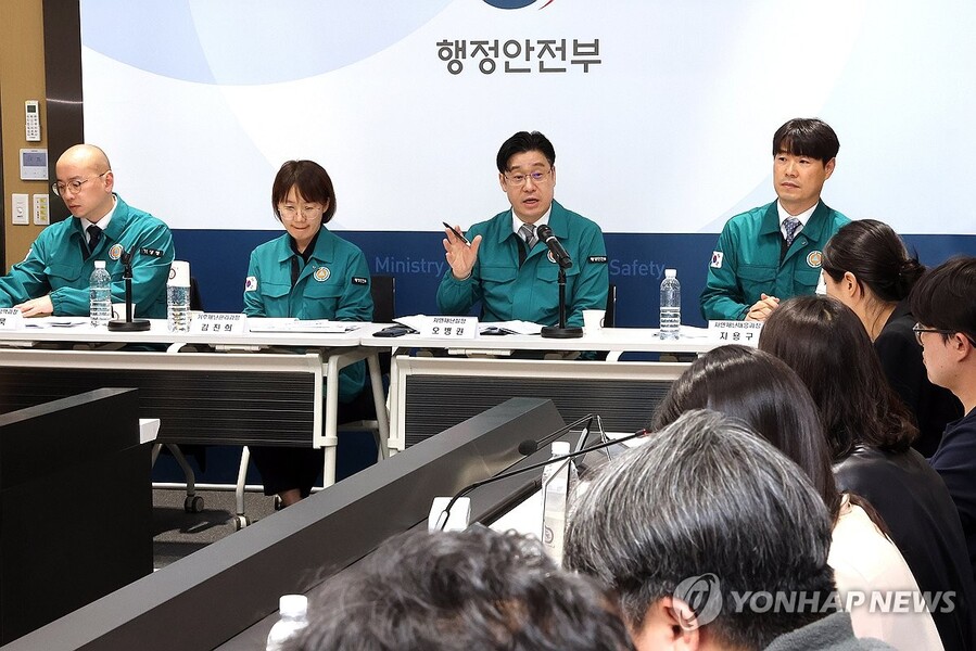 ▲ 행정안전부 오병권 자연재난실장이 지난 13일 정부세종청사 민원동 브리핑실에서 열린 제7회 정책 설명회에서 2025년 여름철 자연재난(풍수해, 폭염) 종합대책에 관해 설명하고 있다. ⓒ연합뉴스
