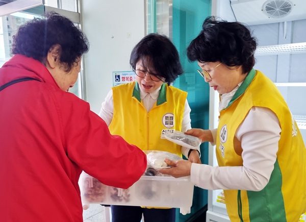 ▲ 신천지자원봉사단 대전지부가 지난 13일 가양1동 행정복지센터에서 ‘나눔냉장고’에 식재료를 기부하고 있다.ⓒ신천지자원봉사단 대전지부