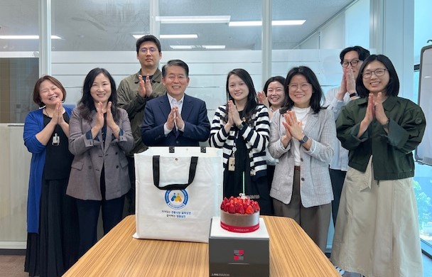 ▲ 김경협 경기도시장상권진흥원 이사장이 14일 남양주에 위치한 북부총괄센터를 찾아 출산을 앞둔 직원에게 선물을 전달하고 기념촬영을 하고 있다. ⓒ경기도시장상권진흥원 제공