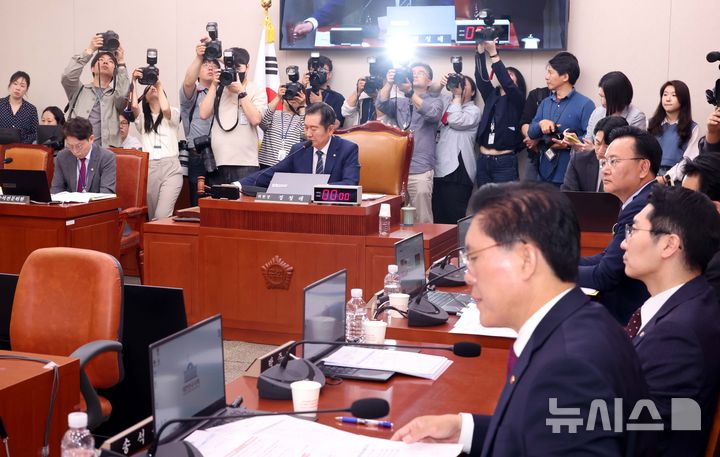 ▲ 정청래 국회 법사위원장이 14일 오전 서울 여의도 국회에서 열린 법제사법위원회 전체회의에서 의사봉을 두드리고 있다. ⓒ뉴시스