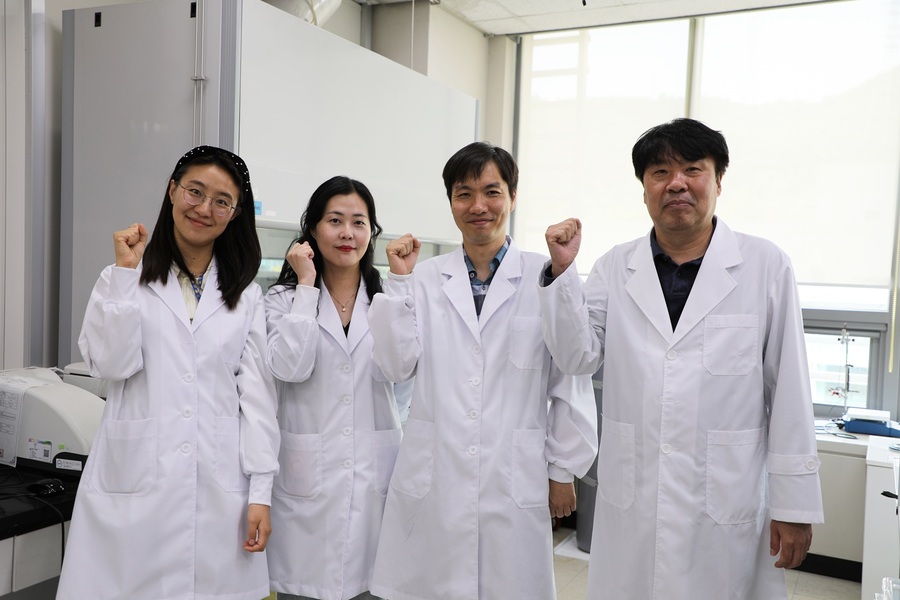 ▲ DGIST(총장 이건우) 에너지환경연구부 임상규 박사 연구팀이 산사태 등 자연재해를 실시간으로 감지할 수 있는 스마트 섬유 센서를 개발했다. (왼쪽부터) 서혜진 전임연구원, 홍성희 전임연구원, 김영광 전임연구원, 임상규 책임연구원.ⓒDGIST