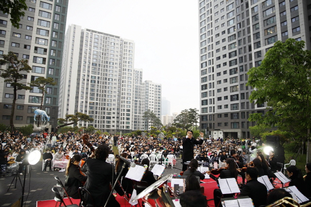 ▲ 영흥숲 푸르지오 파크비엔 단지에서 웨스턴심포니 오케스트라가 연주를 선보이고 있다.ⓒ대우건설