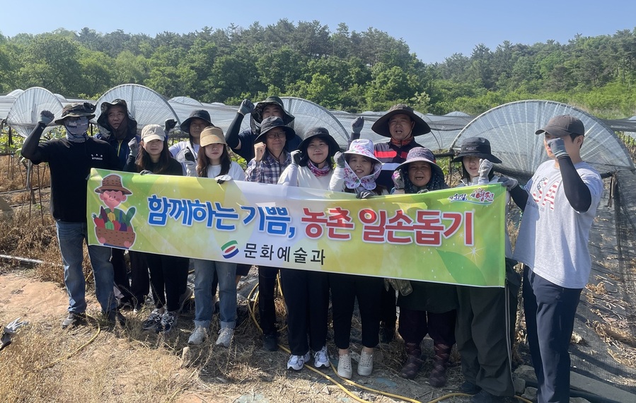 ▲ 영천시 문화예술과는 본격적인 영농철을 맞아 일손 부족으로 어려움을 겪고 있는 농가를 돕기 위해 14일 금호읍 소재 포도 농가를 찾아 농촌일손돕기를 진행했다.ⓒ영천시