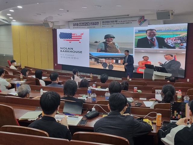 ▲ 놀란 바크하우스 주부산미국영사관 선임영사가 13일 동국대 WISE캠퍼스에서 열린 ‘경주형 세계시민교육’ 강연에서 ‘한미 관계에서 우리의 역할’을 주제로 발표하고 있다.ⓒ경주시