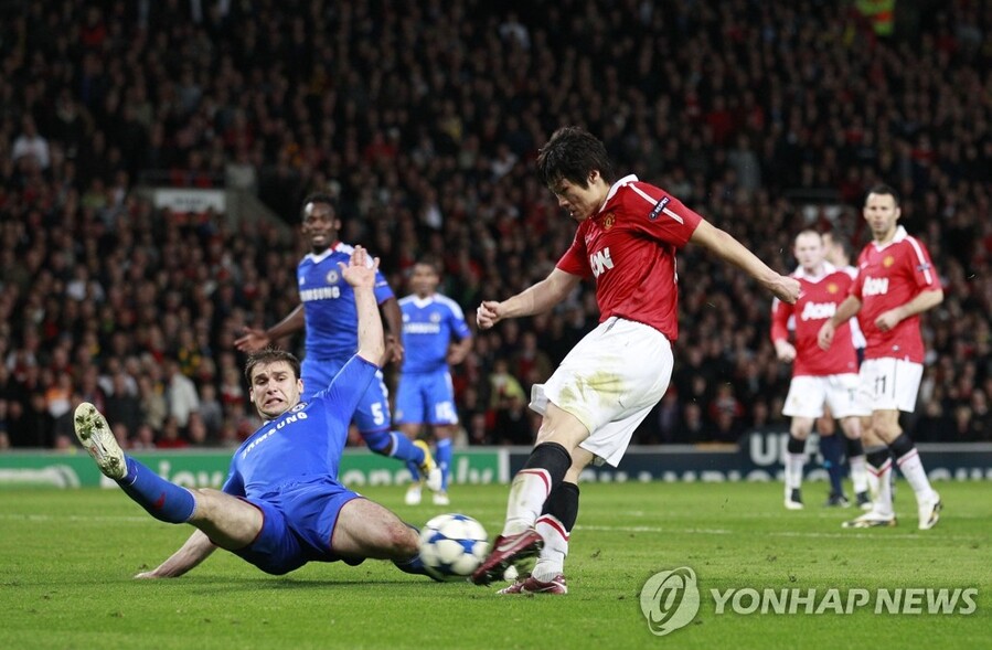 ▲ 맨체스터 유나이티드에서 활약한 박지성이 EPL 역대 최고의 미드필더 18위에 이름을 올렸다.ⓒ연합뉴스 제공