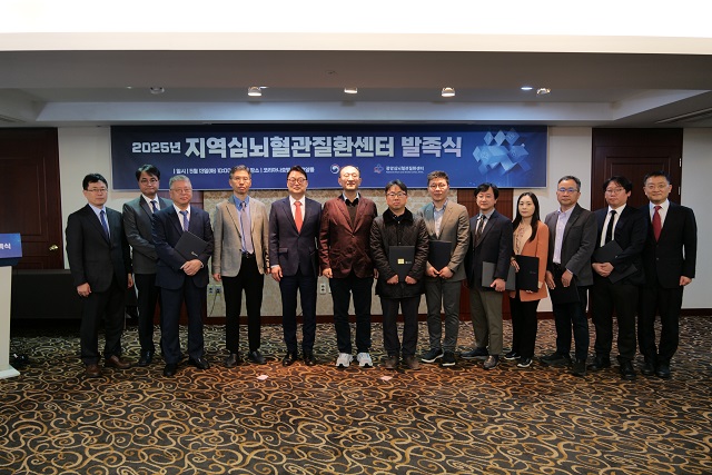 ▲ 포항세명기독병원 한동선 병원장(사진에서 왼쪽 세 번째)을 포함해 전국 10개 지역심뇌혈관질환센터장이 지정서를 받은 후 기념 촬영을 하고 있다.ⓒ세명기독병원