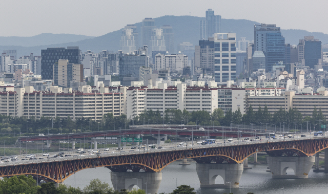 ▲ 서울 응봉산에서 바라온 강남구 압구정동, 청담동 일대 아파트 단지ⓒ연합뉴스