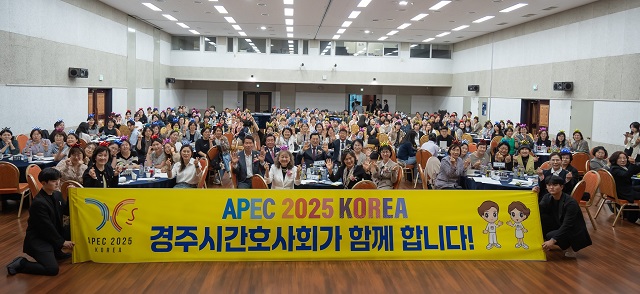 ▲ 이날 행사 하이라이트로 참석자 전원이 ‘APEC 2025’, ‘건강한 경주’ 문구가 반짝이는 머리띠를 착용하고 기념촬영을 진행하고 있다.ⓒ동국대 WISE캠퍼스