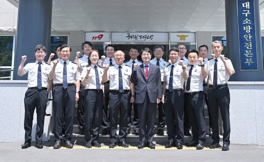 ▲ 김정기 대구광역시장 권한대행 행정부시장은 5월 14일 오전, 대구소방안전본부를 방문해 최근 북구 함지산 산불 현장에서 신속히 대응한 소방공무원들의 노고를 치하하며 격려했다.ⓒ대구시