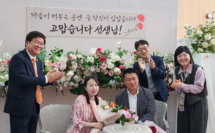 ▲ 최교진 세종교육감이 14일 교육청 대강당에서 열린 ‘2025년 제44회 스승의 날 유공 공무원에게 훈·포장과 표창장 수여한 뒤 기념촬영을 하고 있다.ⓒ세종교육청