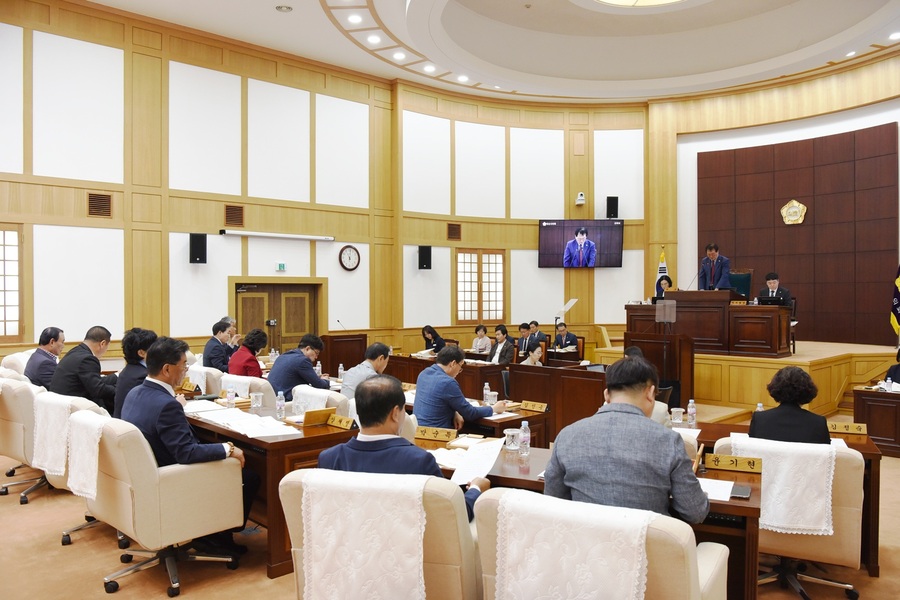 ▲ 경산시의회(의장 안문길)는 5월 14일 제2차 본회의를 끝으로 지난 7일부터 8일간의 일정으로 진행된 제262회 임시회 일정을 마무리했다.ⓒ경산시의회