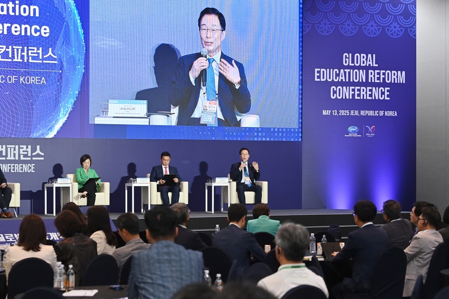 ▲ 경북교육청(교육감 임종식)은 14일, 제주특별자치도에 있는 제주국제컨벤션센터(ICC JEJU)에서 개최된 ‘2025 아시아태평양경제협력체(APEC) 제7차 교육 장관회의 총회’에 참석해, 경북교육의 글로벌 비전과 포용적 교육철학을 세계 교육 리더들에게 소개했다.ⓒ경북교육청