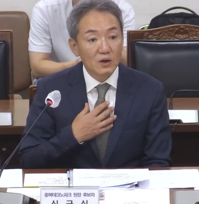 ▲ 청탁금지법 위반 논란에 휩싸였던 신규식 충북테크노파크(충북TP) 원장 후보자가 결국 자진 사퇴하면서, 충북도의 인사 검증 시스템에 허점이 있었던 것 아니냐는 비판이 거세지고 있다. 그러나 충북도는 인사 검증 실패와 관련해 공식 사과는 없는 상태다. 신규식 충북TP원장 후보자가 충북도의회 인사청문회에서 위원의 질의에 답변을 하고 있다.ⓒ충북도의회