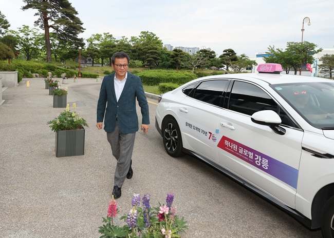 ▲ 김홍규 강릉시장이 대기업의 과도한 콜택시 수수료 부담 대항마로 출시한 강릉지역 통합 택시 호출 서비스인 '강릉솔향콜택시' 홍보에 나섰다. ⓒ강릉시