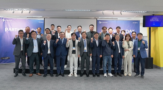 ▲ CJ올리브네트웍스 2025 파트너스데이 행사에서 유인상 대표이사와 전략협력사 대표들이 함께 기념사진을 촬영하는 모습. 왼쪽에서 다섯 번째가 유인상 CJ올리브네트웍스 대표이사.ⓒCJ올리브네트웍스