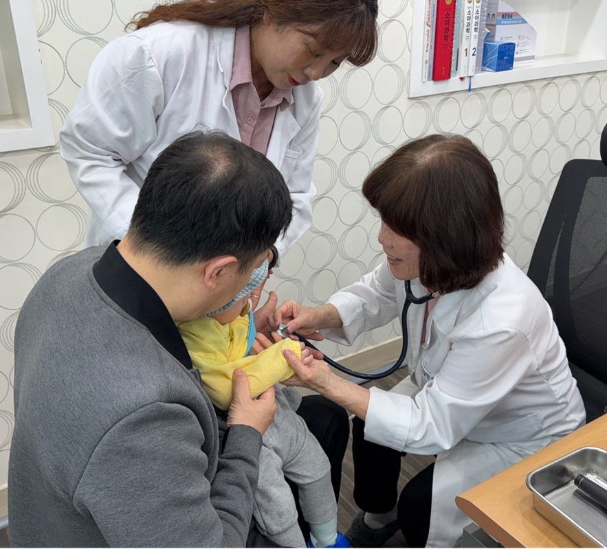 ▲ 괴산군보건소(소장 윤태곤)는 청주의료원 소아청소년과와의 업무협약을 통해 관내 아동·청소년을 대상으로 한 이동 순회진료를 진행하고 있다.ⓒ괴산군