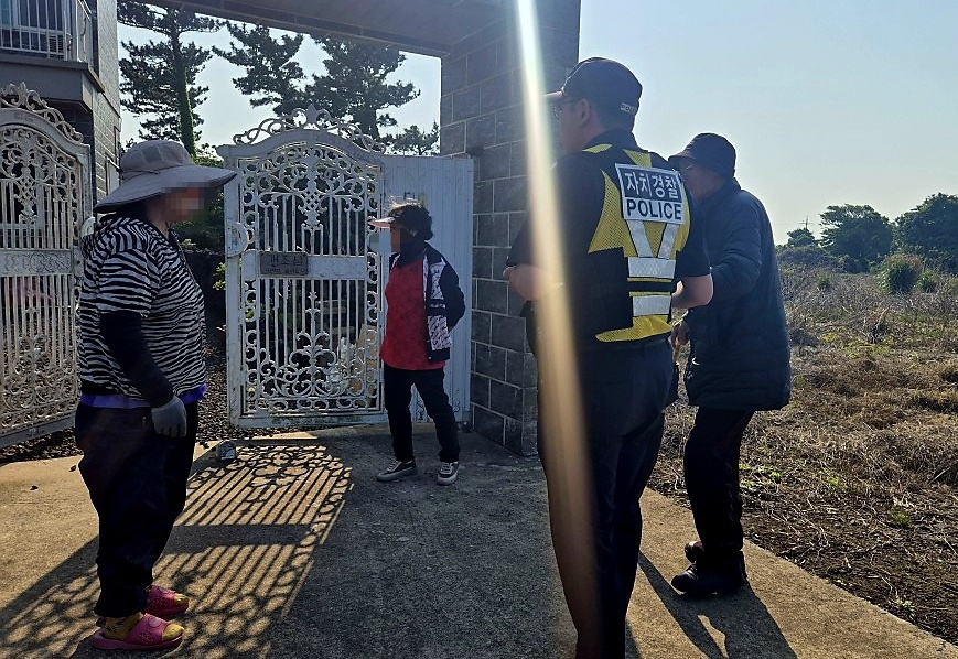 ▲ 이재훈 제주도자치경찰단 동부행복치안센터 자치경사가 지난 12일 길을 잃고 헤메는 78세 남성 A씨를 주거지로 후송한 후 집 안으로 인도하고 있다. ⓒ제주도자치경찰단 제공