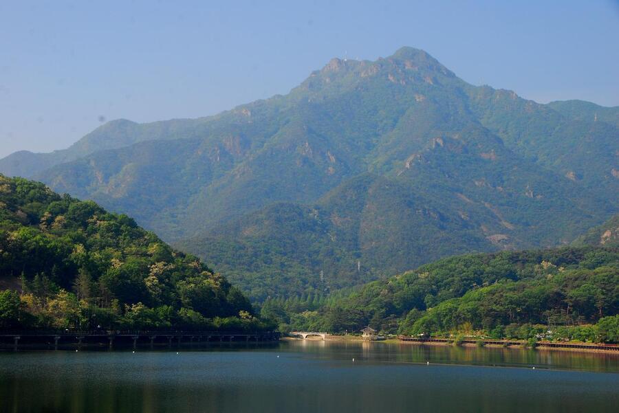 ▲ 금오지(金烏池)에서 바라본 금오산.ⓒ진경수 山 애호가