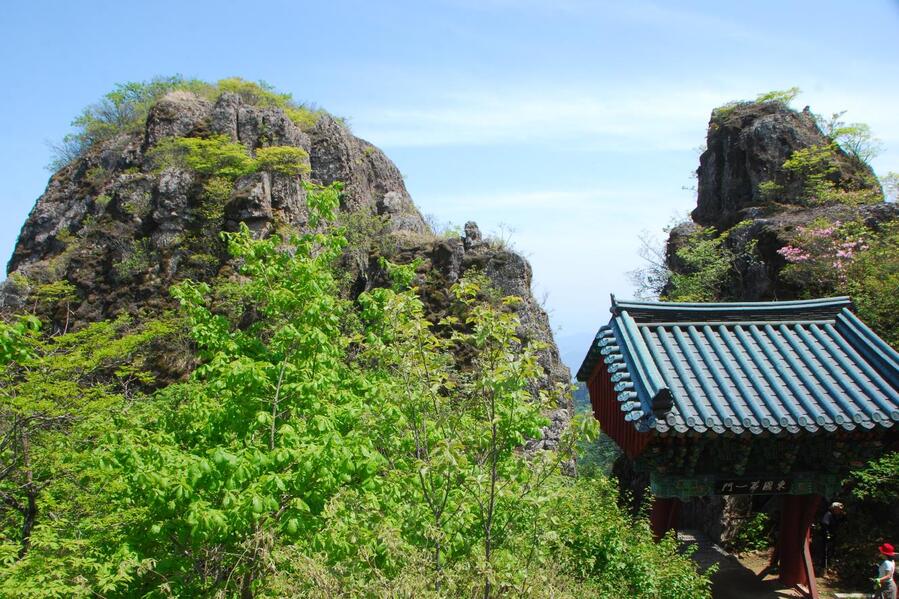 ▲ 금오산 현월봉 바로 밑에 자리한 동국제일문.ⓒ진경수 山 애호가