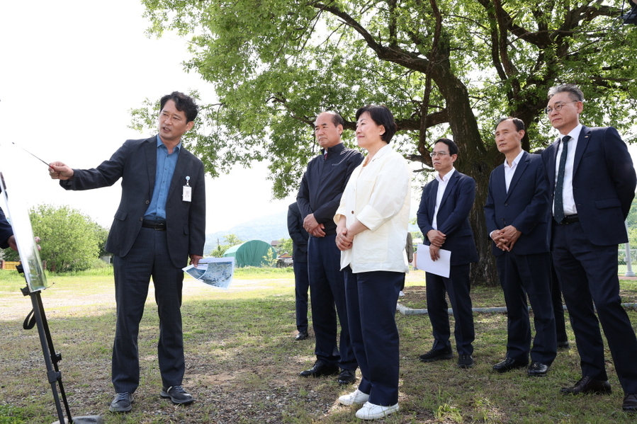 ▲ 송미령 농식품부장관(왼쪽 세번째)이 강영석 상주시장(두번째)과 현장에서 실무자로부터 브리핑을 받고있다ⓒ