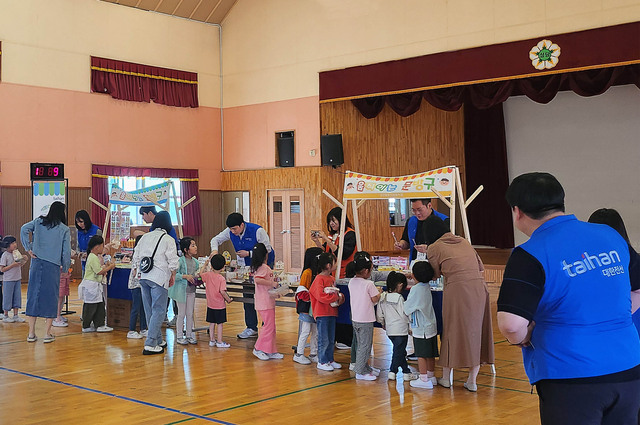 ▲ 대한전선이 14일 충남 당진시의 한 초등학교에서 체험형 환경 교육을 실시했다. ⓒ대한전선