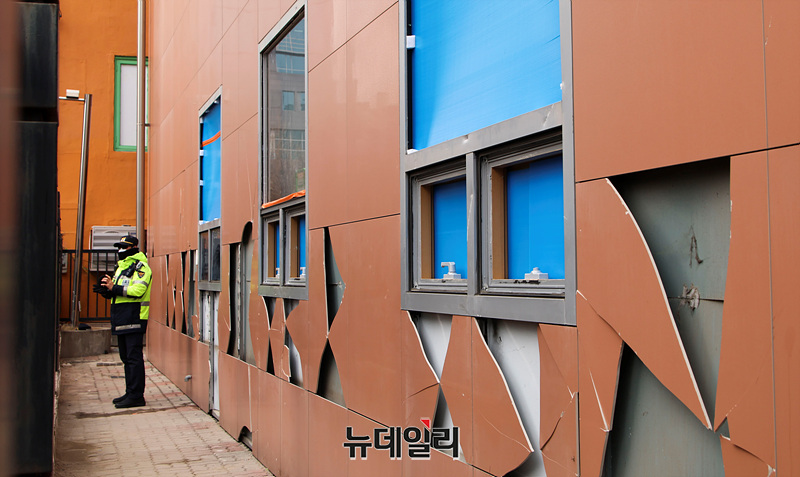 ▲ 윤석열 대통령 구속영장에 발부 소식에 일부 지지자들이 파손한 서울서부지법 외관이 1월 20일 오후 정비작업을 하고 있다. ⓒ서성진 기자