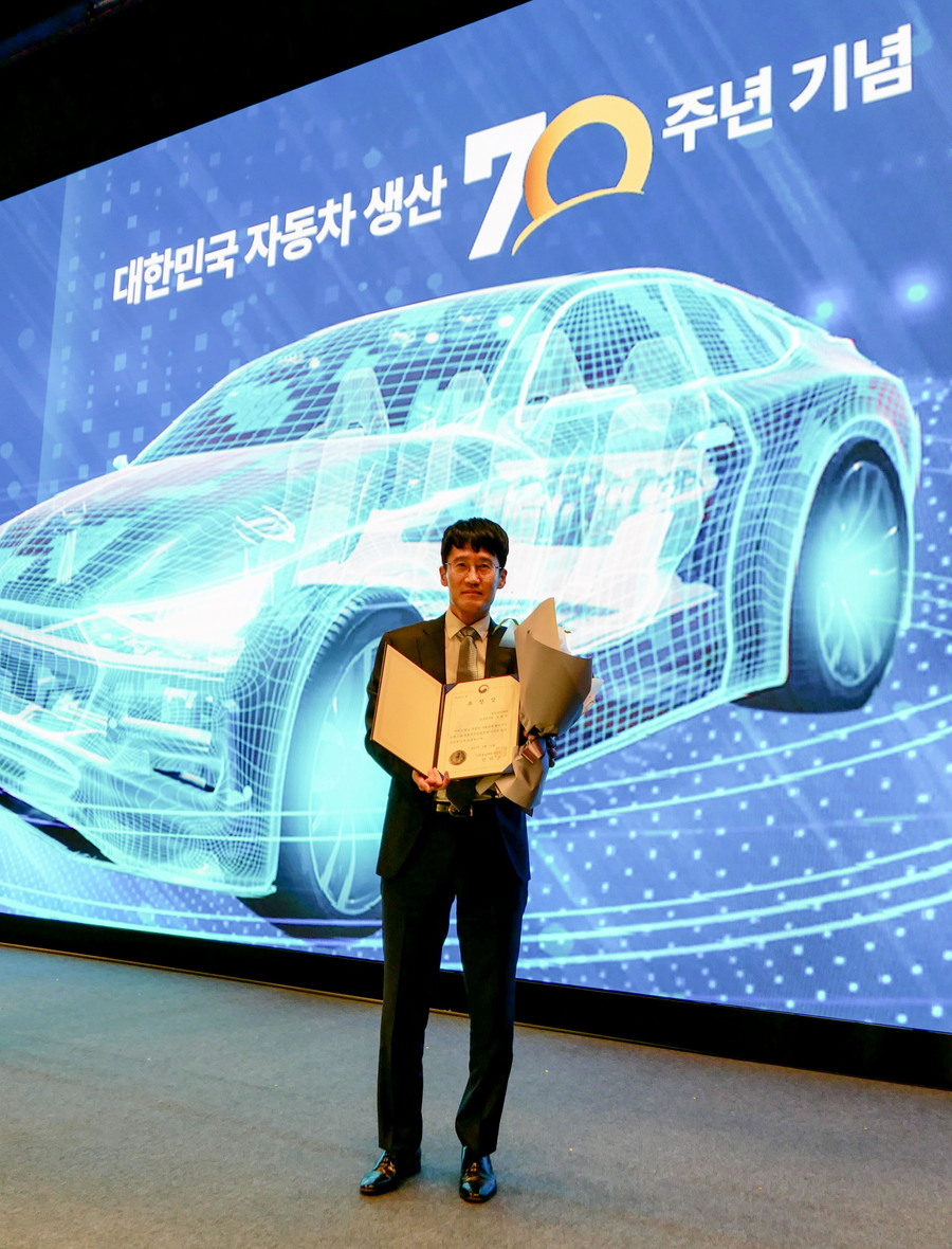 ▲ 4일 JW메리어트 호텔 서울 그랜드볼룸에서 진행된 ‘자동차의 날' 행사에서 금호타이어 김형석 전문연구원이 자동차산업 발전 유공자에 선정되어 산업통상자원부 장관표창을 수여했다.ⓒ금호타이어