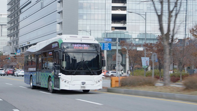 ▲ 판교제로시티에서 운영하고 있는 자율주행버스. ⓒ경기도 제공