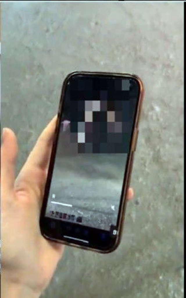 ▲ 현장체험학습으로 중국의 '상하이 국제 모터쇼'에 방문한 부산의 모 고등학교 남학생이 현장에서 여성을 몰래 촬영하다 적발돼 논란이 일고 있다. 250514 사진=틱톡 갈무리. ⓒ뉴시스