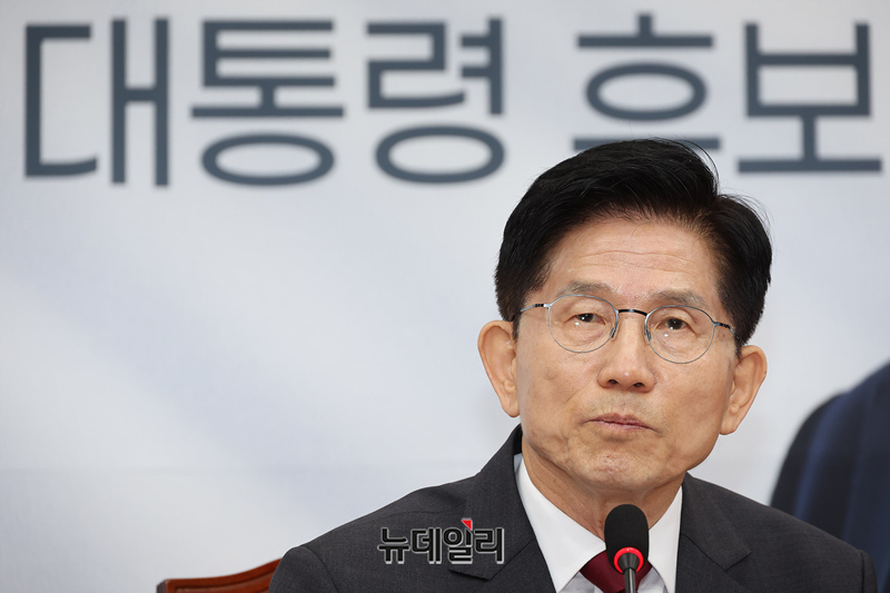 ▲ 김문수 국민의힘 대선후보가 15일 국회 긴급 기자회견에서 비상계엄에 대해 사과하고 있다. ⓒ정상윤 기자