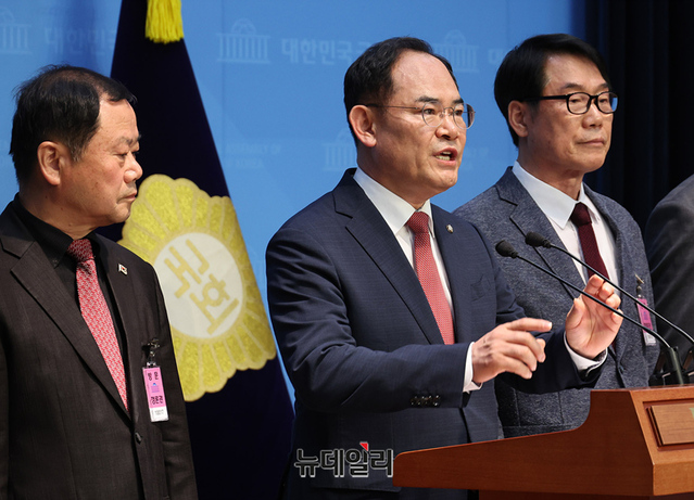 ▲ 육·해·공군·해병대 예비역장성단이 15일 서울 여의도 국회 소통관에서 김문수 국민의힘 대선 후보 지지선언 기자회견을 하고 있다. 예비역 육군 소장인 임종득 국민의힘 의원이 발언하고 있다. ⓒ정상윤 기자