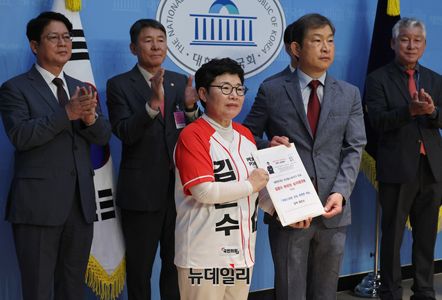 ▲ 육·해·공군·해병대 예비역장성단이 15일 서울 여의도 국회 소통관에서 김문수 국민의힘 대선 후보 지지선언 기자회견을 하고 있다. 임이자 국민의힘 의원이  육·해·공·해병대 예비역 장성단으로부터 정책제안서를 전달받고 있다. ⓒ정상윤 기자