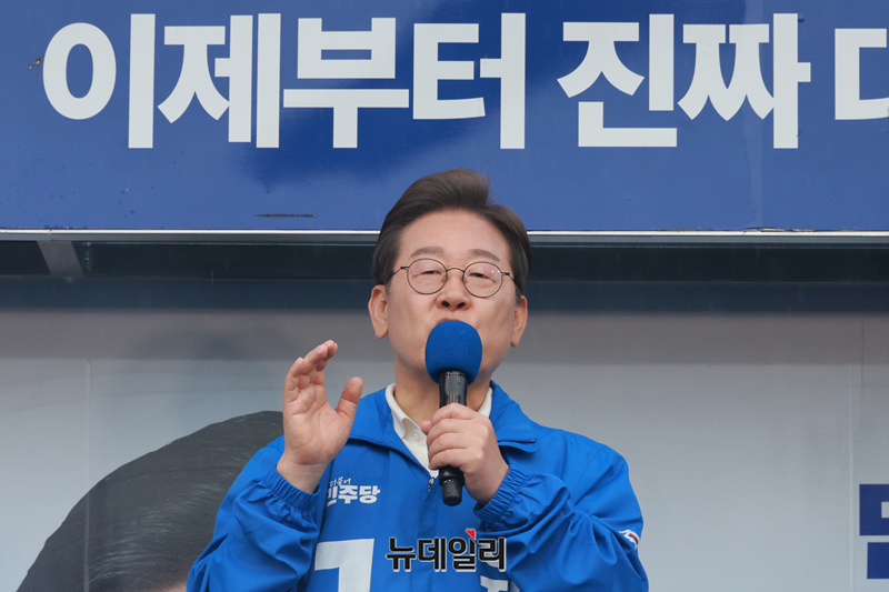 ▲ 이재명 더불어민주당 대선 후보가 6·3 대선 공식 선거운동 다세째인 15일 오후 전남 광양 전남드래곤즈구장 열린 유세에서 지지자들에게 인사를 하고 있다. ⓒ이종현 기자