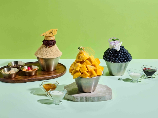 ▲ (왼쪽부터) 더라운지 우도 땅콩 팥빙수, 망고 빙수, 블루베리 빙수ⓒ더 플라자