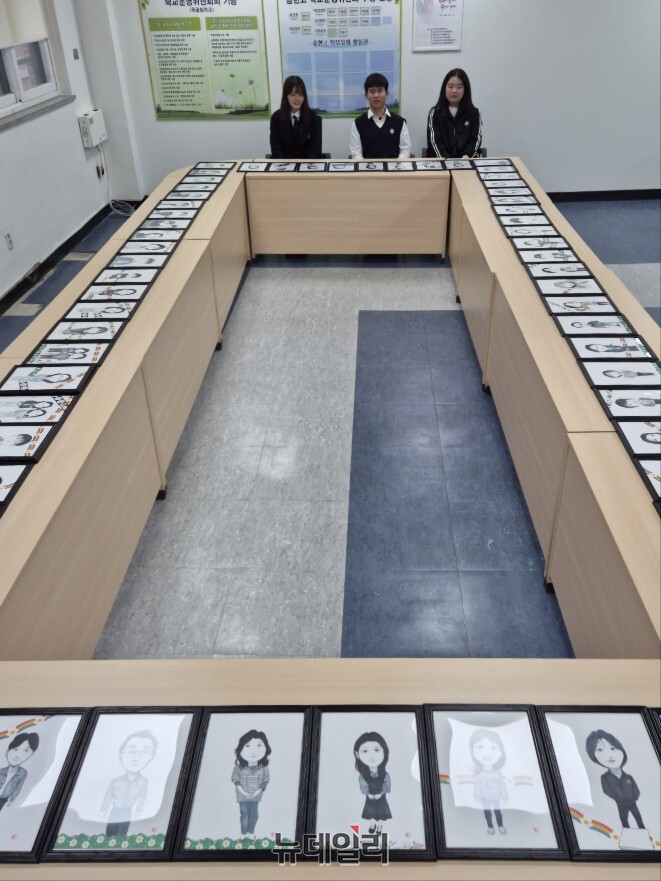 ▲ 15일 경기도 의정부시 송현고등학교에서 신수연 양, 김용경 군, 김해솔 양(왼쪽부터)이 스승의 날을 맞아 자신들이 그린 교사 캐리커처 앞에 나란히 앉아 있다. 2025.05.15. ⓒ독자제공