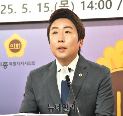 ▲ 임채성 세종시의회 의장이 15일 오후 의회 대회의실에서 제98회 정례회 관련,브리핑 하고 있다.ⓒ이길표 기자