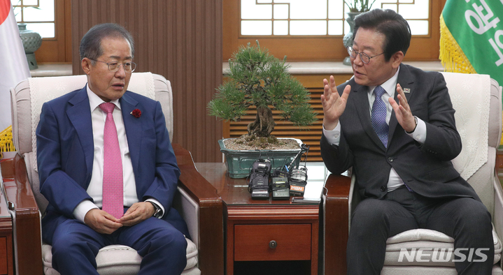 ▲ 이재명 더불어민주당 대통령 후보가 당대표 시절인 2023년 5월 10일 대구시청 산격청사를 찾아 당시 대구시장이던 홍준표 전 시장과 면담하고 있다. ⓒ뉴시스