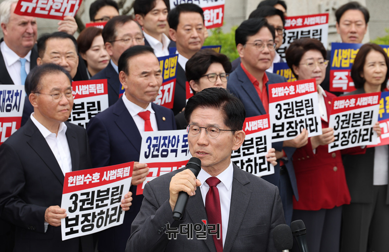 ▲ 국민의힘 김문수 대선 후보가 15일 서울 서초구 대법원 앞에서 열린 사법부 수호 및 더불어민주당 규탄대회에서 발언하고 있다. ⓒ정상윤 기자
