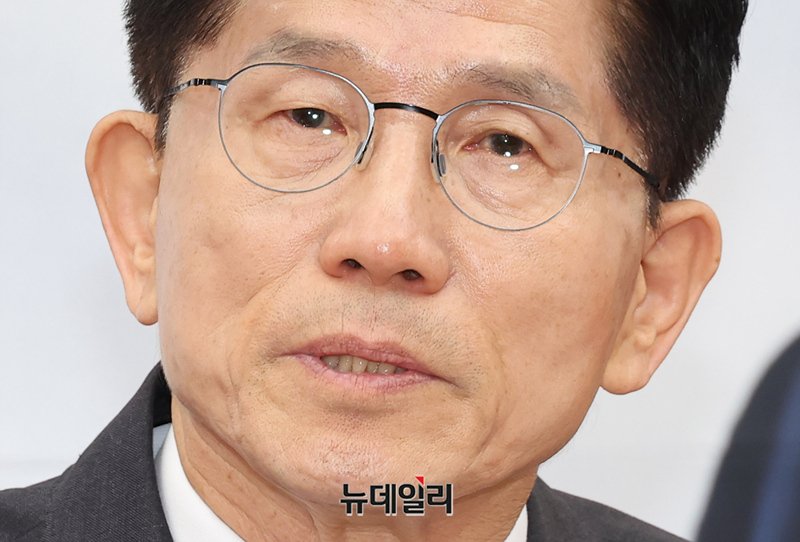 ▲ 김문수 국민의힘 대선 후보가 15일 중앙선거대책위원회 회의에서 서민 생활의 고통을 언급하던 중 눈시울을 붉히고 있다. ⓒ정상윤 기자