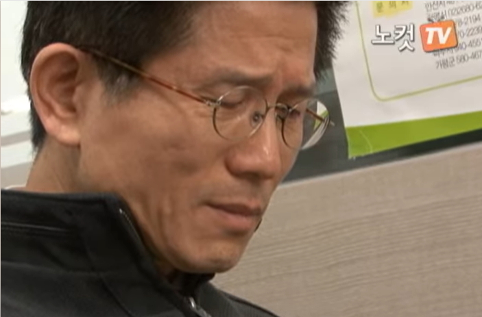▲ 김문수 국민의힘 대선후보가 2009년 경기지사 시절 민원인의 사연을 듣고 눈물을 흘리는 모습. ⓒ노컷TV 화면 캡처