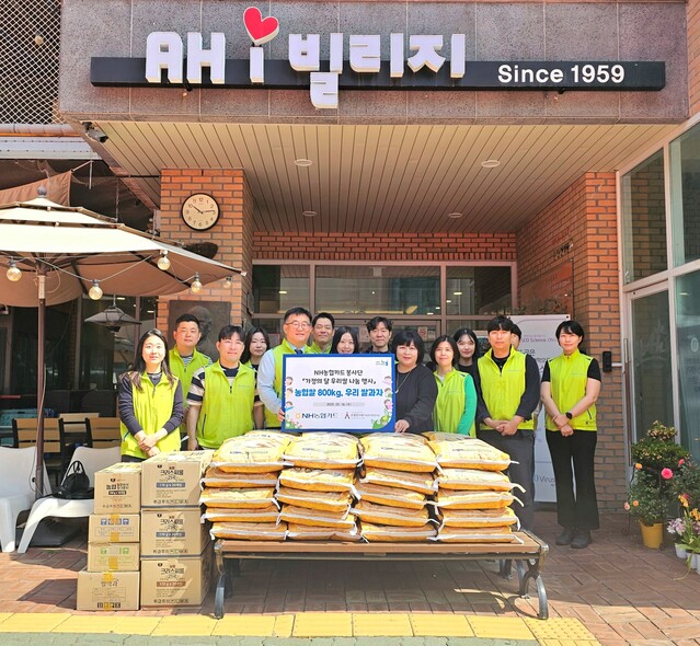 ▲ 이인희 NH농협카드 카드경영기획부 부사장(왼쪽 세 번째), 은평천사원 조성아 원장(오른쪽 네 번째)을 비롯한 NH농협카드 봉사단원이 지난 14일 서울 은평구 은평천사원에서 봉사활동에 앞서 기념 촬영하고 있다.ⓒNH농협카드