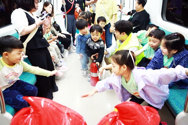 ▲ 특별 안전체험열차에서 소화기 분사 체험을 하는 어린이들.ⓒ대전교통공사