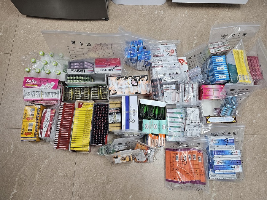 ▲ 압수된 반입금지 의약품 ⓒ 전라남도경찰청 제공