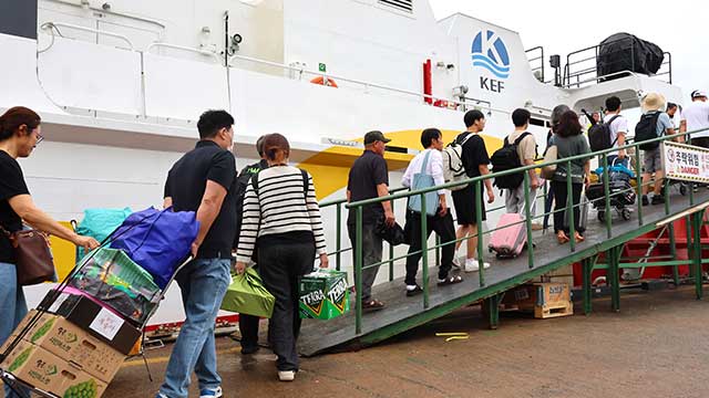 ▲ 인천항 연안여객터미널에서 이용객들이 여객선에 승선하고 있다.ⓒ인천 옹진군 제공